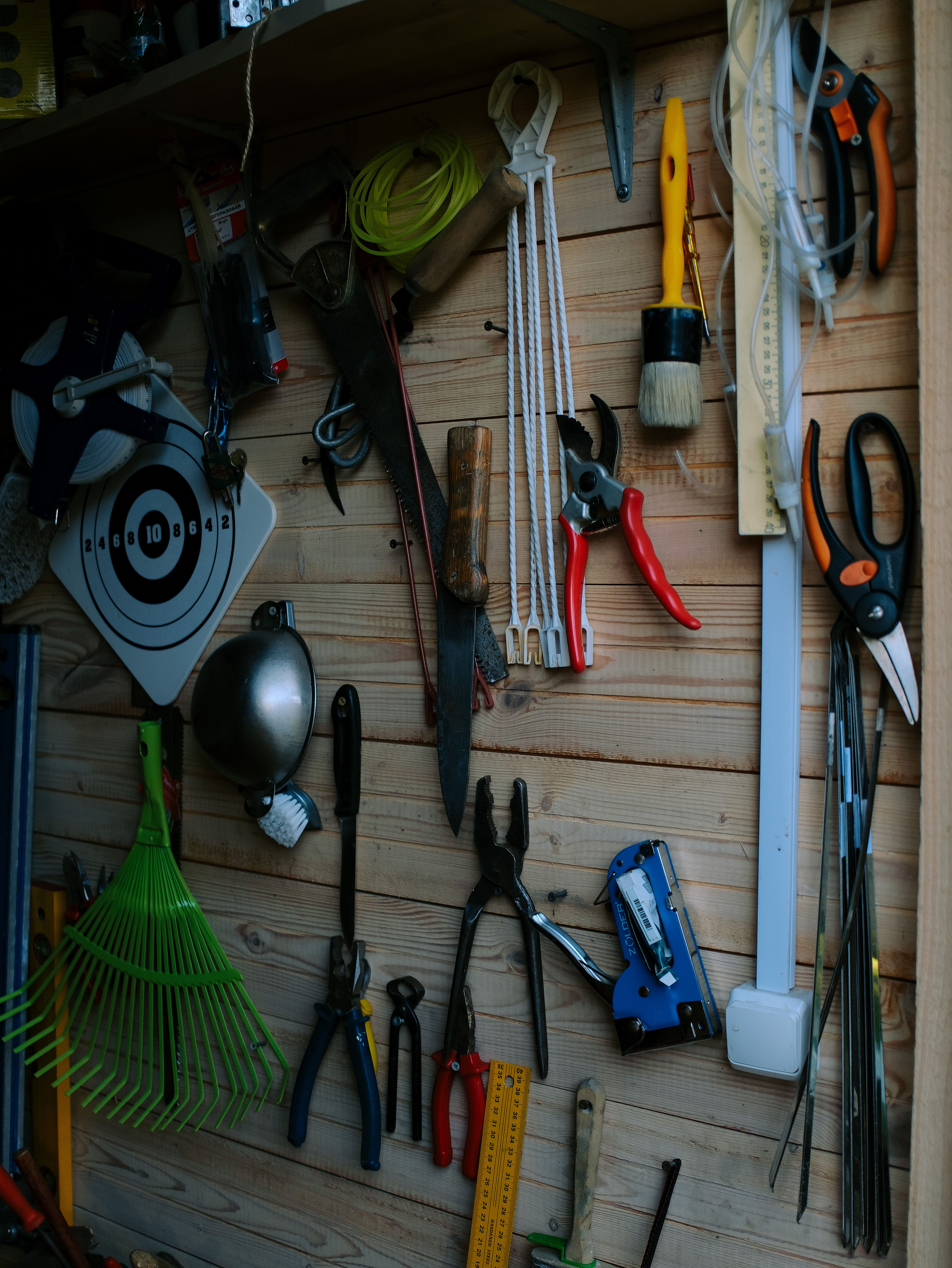 Mur d'outils de jardinage et bricolage bien rangés